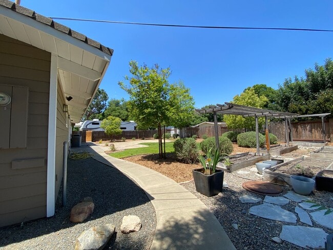 Building Photo - Great 3-Bedroom Home – Peaceful Country Living Just 8 Minutes from Hwy 78!