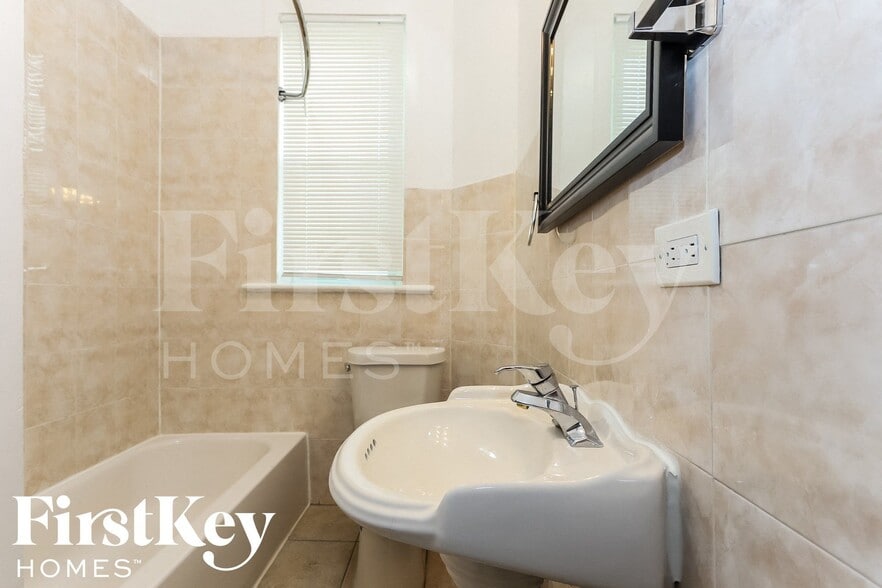 Building Photo - 542 Oak St