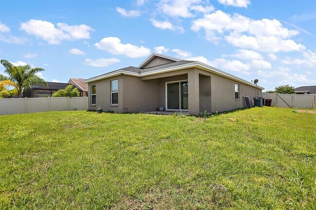 Building Photo - 581 Greenshank Dr