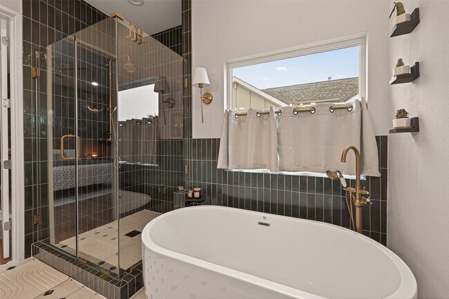 Building Photo - 1113 W 15th 1/2 St