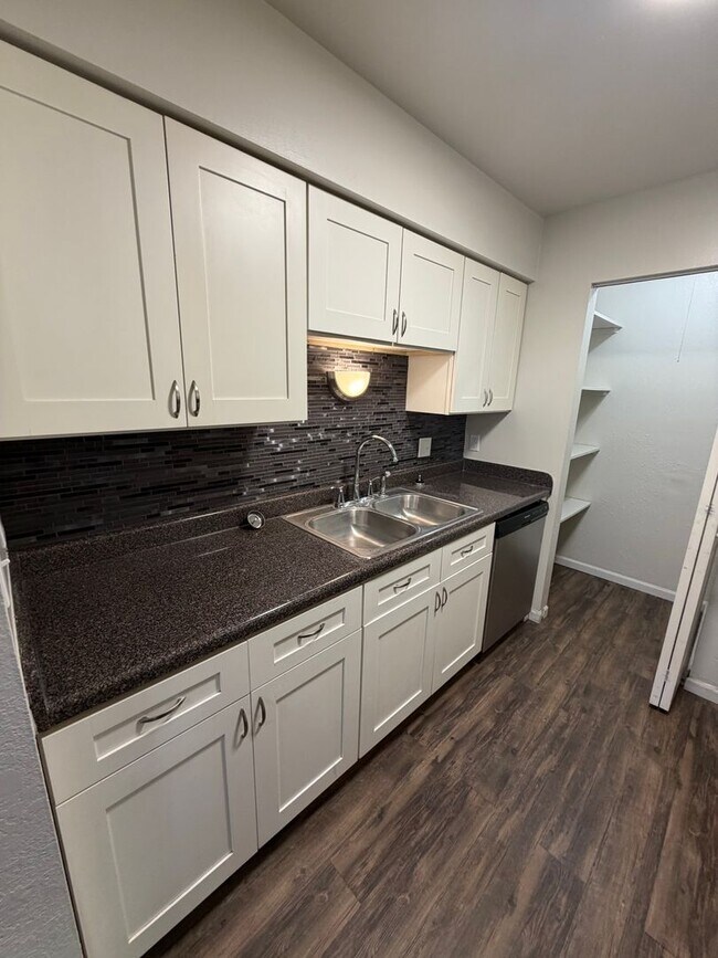 Building Photo - The Mooring, 3 bedroom, 1 bathroom - 2nd floor apartment