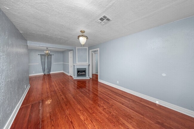 Building Photo - 1709 NW Oak Ave