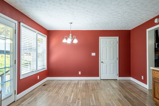 Building Photo - 3 Bedrooms, 2.5 Bathrooms - Home in Silver Creek!