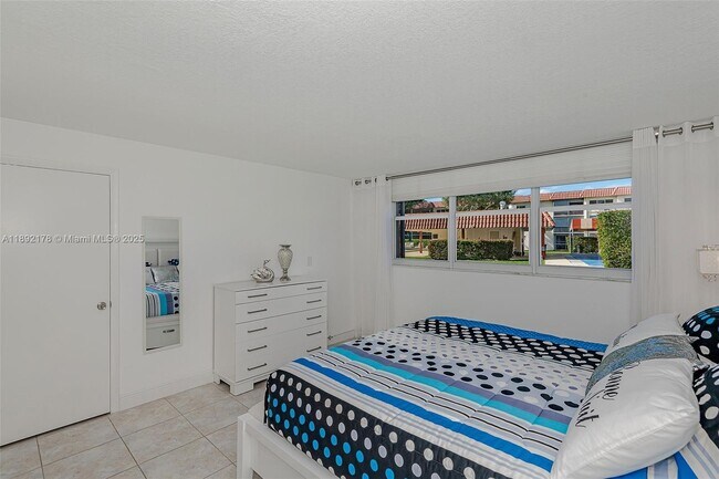 Building Photo - 9410 N Hollybrook Lake Dr