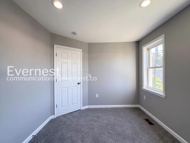 Building Photo - 3 Bed/1.5 Bath Townhome with fenced yard and deck/ Available Now!