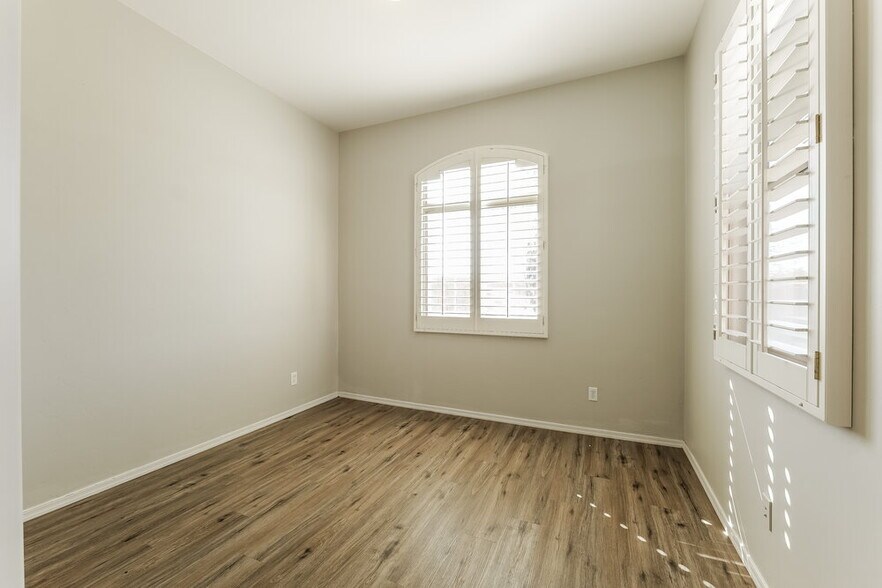 Building Photo - 5560 W Crystal Rain Pl