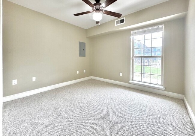 Building Photo - Stylish 2BR Condo in The Bradshaw – Gated ...