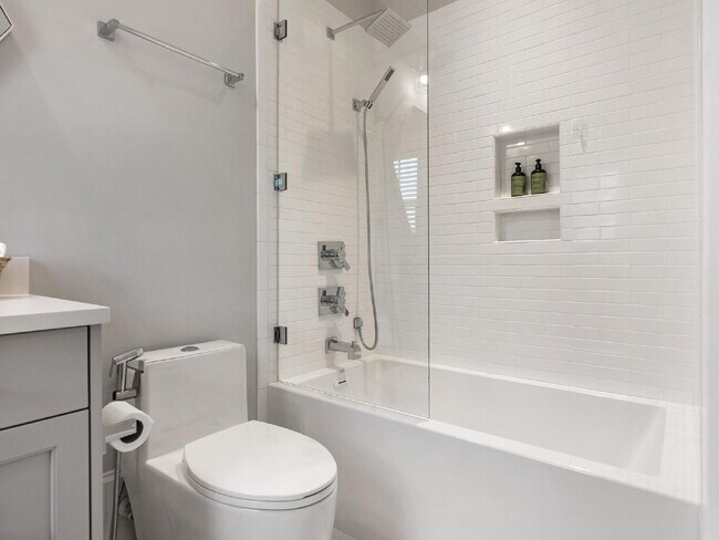 Building Photo - Spacious Elegance Awaits!