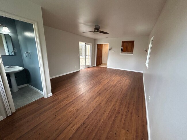 Building Photo - Spacious 3 Bed/1.5 Bath Home Located in He...