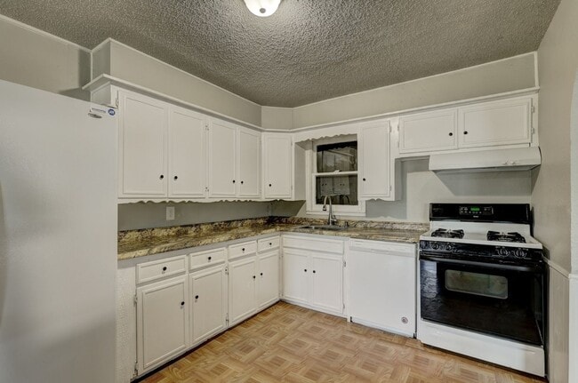 Building Photo - 3 bed 2 bath home in MWC