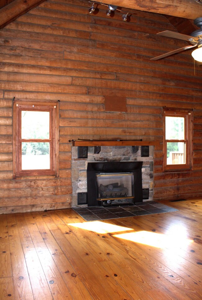 Building Photo - 3 Bedroom 2 bathroom with bonus room log cabin