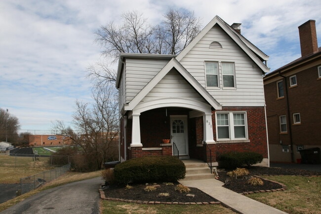 Building Photo - 832 St James Ave