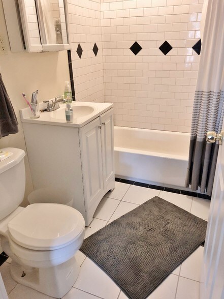 Building Photo - 589 Beacon St