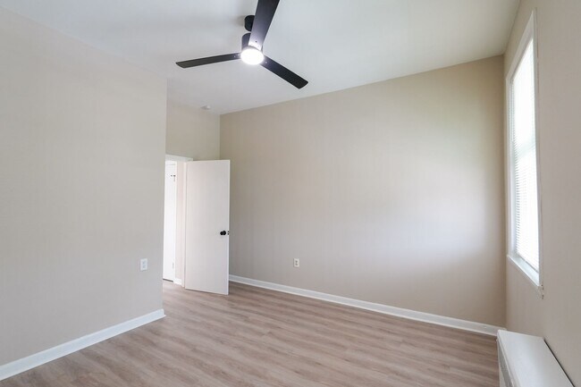 Building Photo - 2109 S 67th St