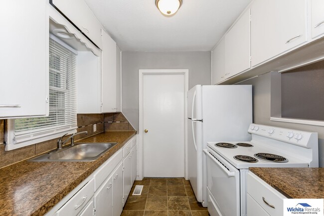 Building Photo - 2 bedroom 1 bath home - Pet Friendly!