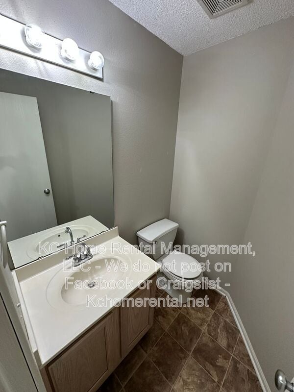 Building Photo - 8042 N Elmwood Ave