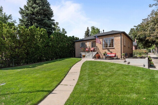 Building Photo - Stunning 4 Bed 2 Bath Home across the Stre...
