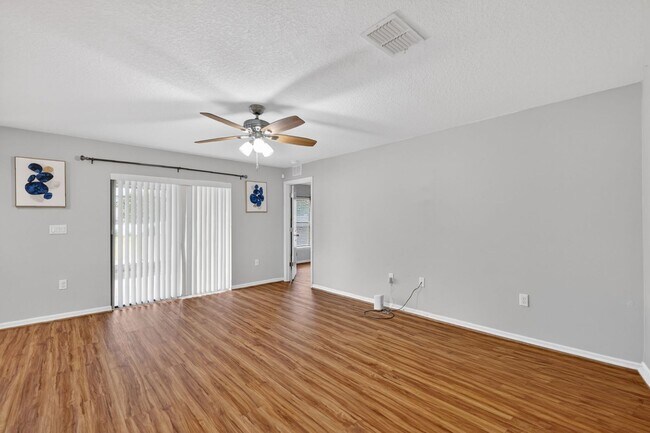 Building Photo - Available June 15th! 3BR Home in Tavares with Huge Backyard