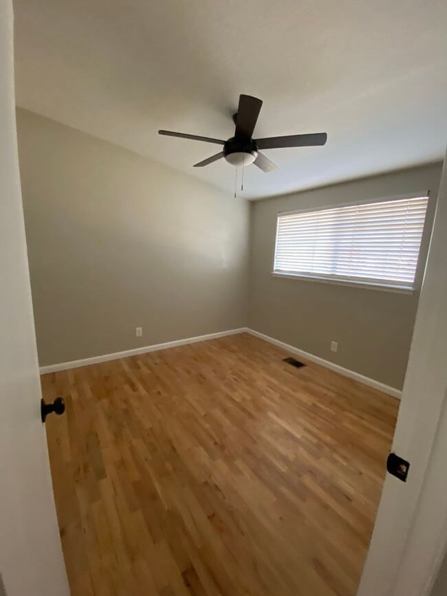 Building Photo - North Hanford 3 bedroom