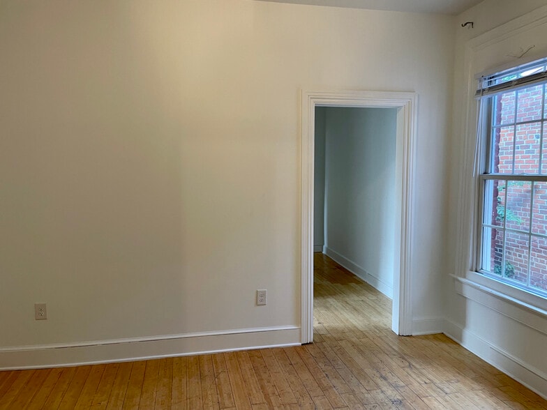 Living Room - 140 W Clay St