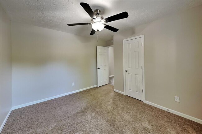 Building Photo - 434 Robin Hood Dr