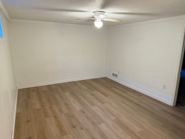 Building Photo - Spacious 2-bed, 1.5-bath Townhouse-Delivers Comfort & Convenience