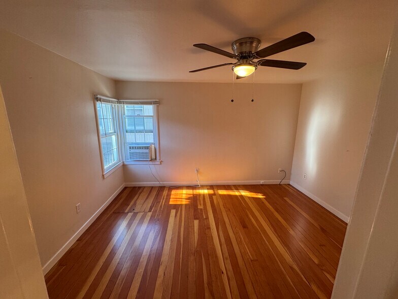 Building Photo - 627 Rose Ave