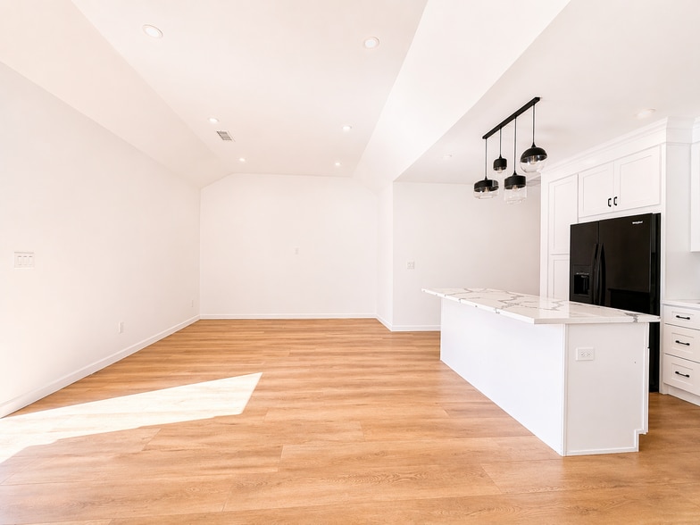 Building Photo - 818 N Genesee Ave