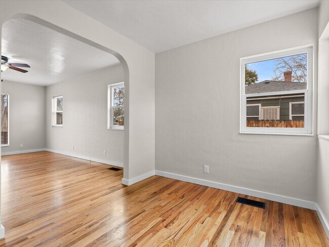Building Photo - Remodeled Midtown Bungalow
