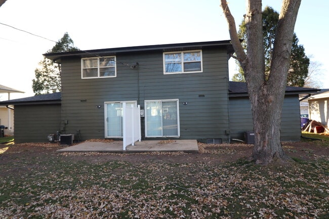 Building Photo - Updated 3-Bed Duplex with 1.5 Baths in Appleton