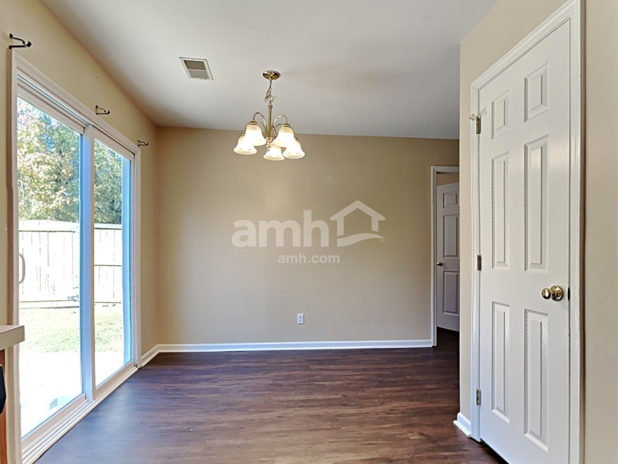 Building Photo - 9001 Greenbriar Dr