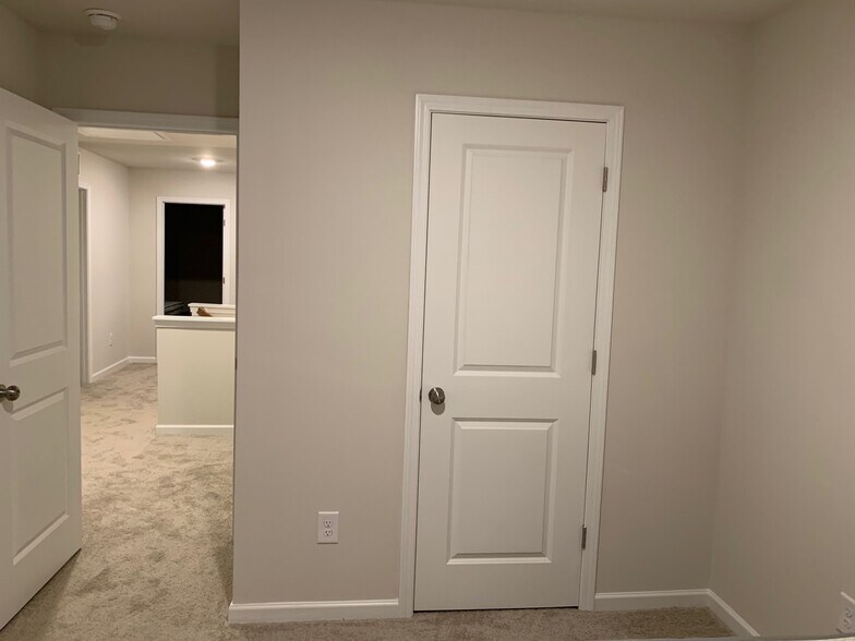 Building Photo - 1086 W Bank St