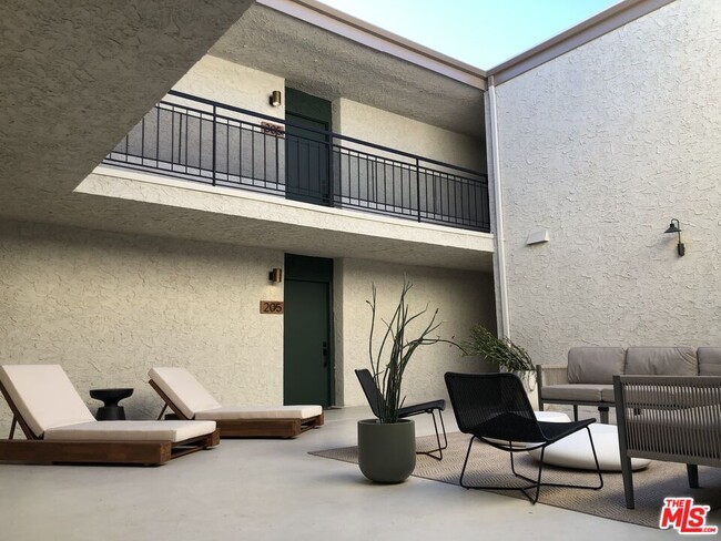 Building Photo - 1352 S Carmelina Ave