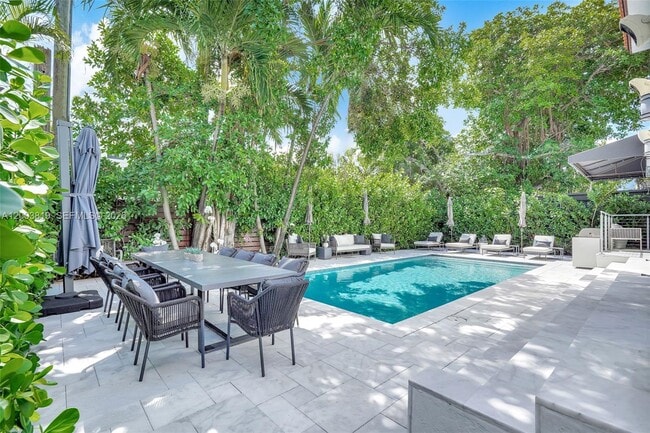 Building Photo - 2143 N Bay Rd