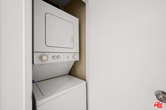 Building Photo - 10535 Wilshire Blvd