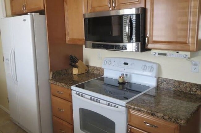 Building Photo - 2 Bedroom - 2 Bath