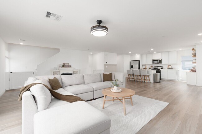 Building Photo - Newer townhome in the NW
