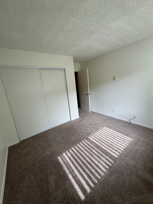 Building Photo - 2 Bedroom 1 Bath for rent in Port Hueneme near Oxnard Harbor