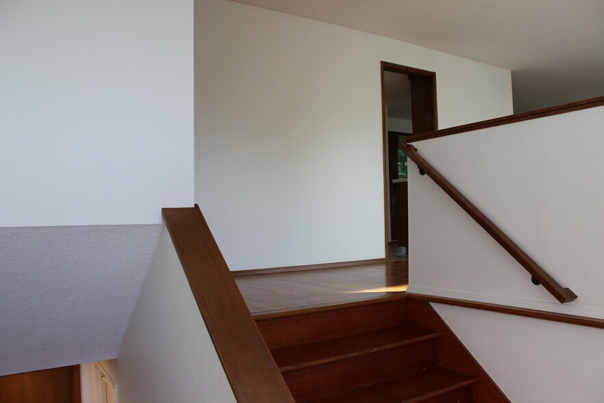 Building Photo - 9042 SW Monterey Pl