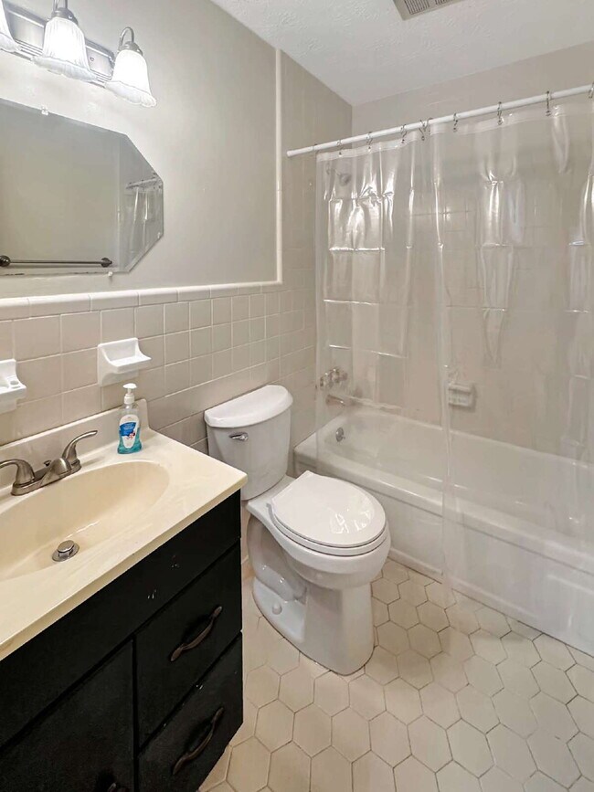 Building Photo - Updated 2BR End-Unit Condo | Pool Community | Minutes to Downtown Gainesville