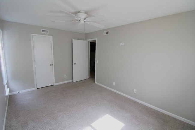 Building Photo - (Coming Soon) 2 Bedroom Condo In South Park!