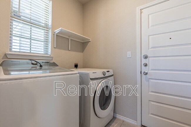 Building Photo - 10110 Jardin Verde