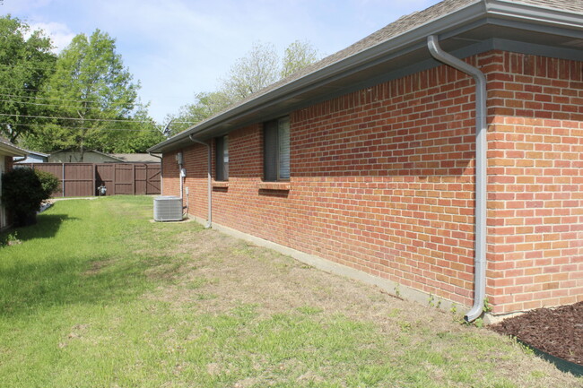 Building Photo - 3009 Osceola Dr