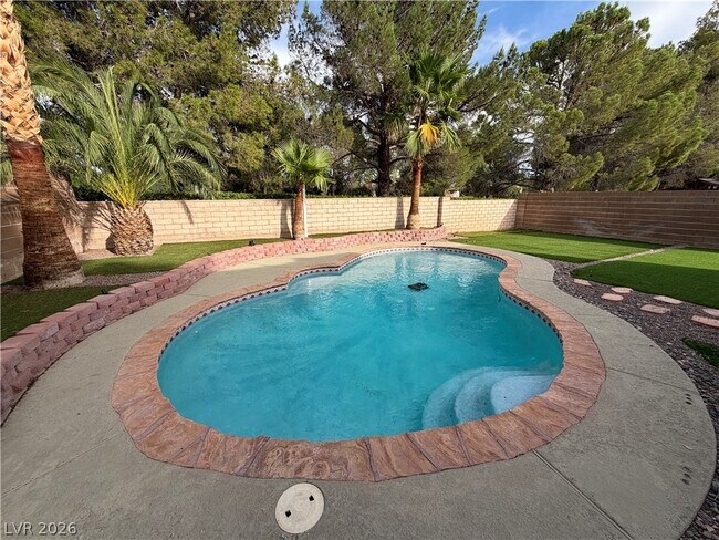 Building Photo - 2724 Monrovia Dr