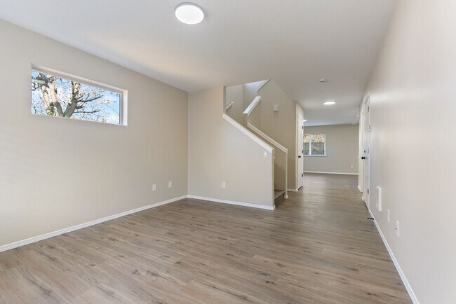 Building Photo - 4 bedroom/2.5 bathroom available in SE Portland