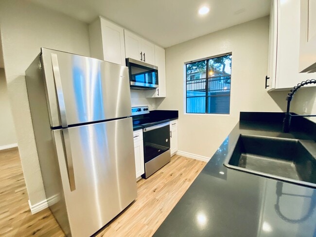 Building Photo - Beautifully remodeled spacious 1 Bedroom r...