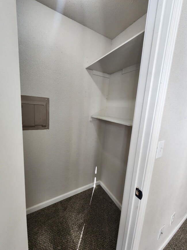 Building Photo - IMMEDIATE MOVE IN