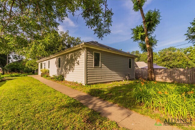 Building Photo - Spacious Rooms & Newer Carpet ~ Close to Downtown