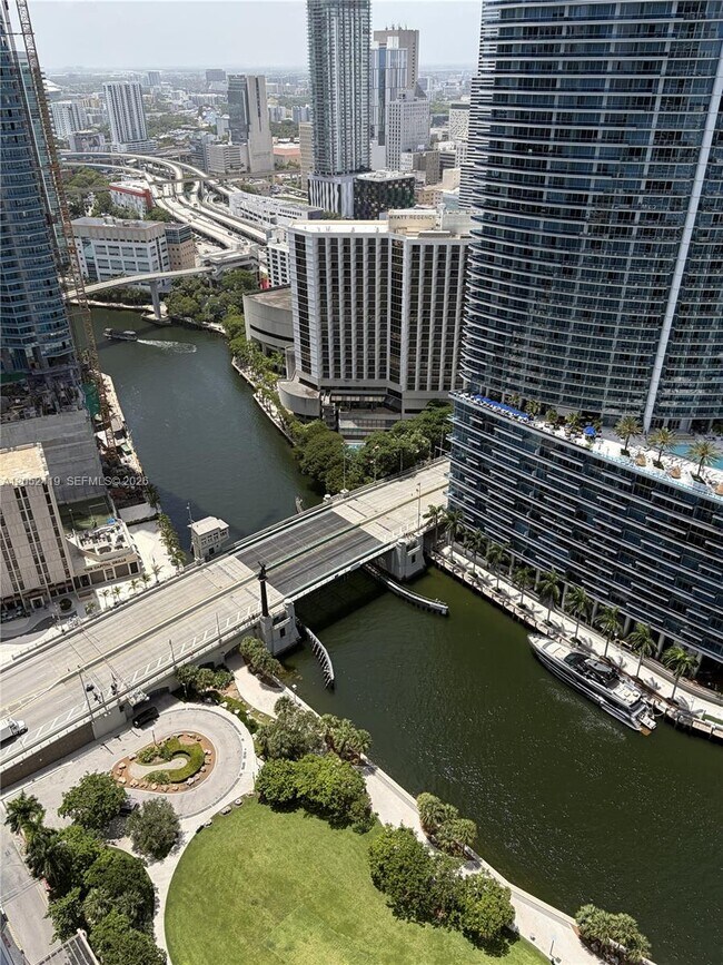 Building Photo - 475 Brickell Ave