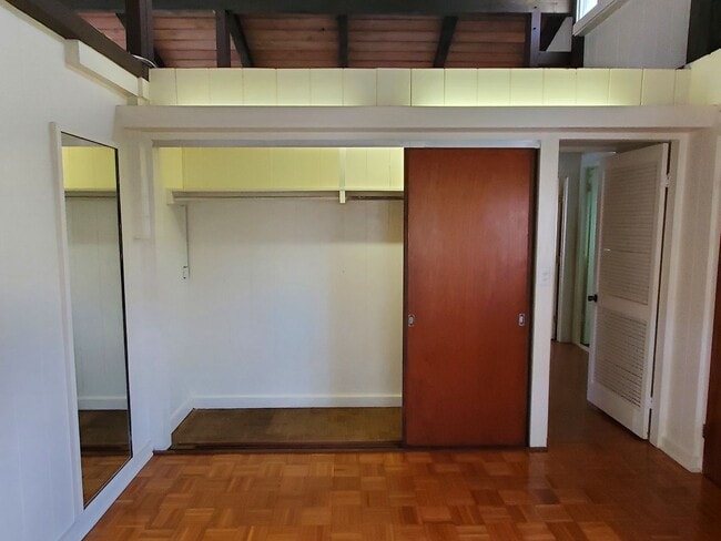 Building Photo - Spacious 2-bedroom, 1-bathroom unit with 1 covered parking stall!